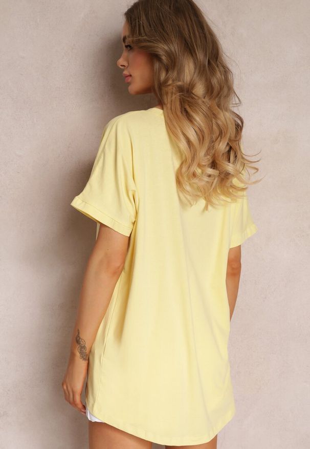 Renee - Żółty Bawełniany T-shirt Oversize z Krótkim Rękawem i Dłuższym Tyłem Zanimara. Kolor: żółty. Materiał: bawełna. Długość rękawa: krótki rękaw. Długość: krótkie