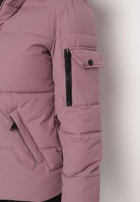 Born2be - Ciemnofioletowa Pikowana Kurtka z Odpinanym Kapturem z Futrem i Długimi Ściągaczami przy Rękawach Zintria. Okazja: na spacer. Kolor: fioletowy. Materiał: futro. Długość rękawa: długi rękaw. Długość: długie. Styl: elegancki #5