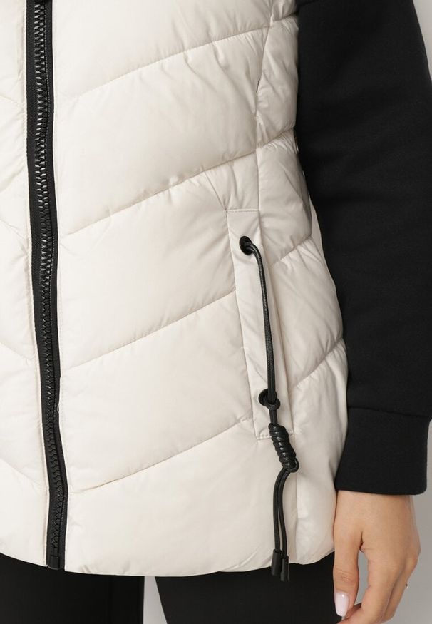 Born2be - Jasnobeżowa Kamizelka z Pikowanymi Przeszyciami i Kapturem Edirea. Okazja: na co dzień. Typ kołnierza: golf, kaptur. Kolor: beżowy. Materiał: jeans, tkanina, bawełna. Styl: casual, klasyczny, wizytowy