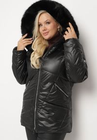 Born2be - Czarna Kurtka Lekko Pikowana z Odpinanym Kapturem i Futerkiem Fioritta. Kolekcja: plus size. Kolor: czarny. Materiał: futro. Sezon: zima