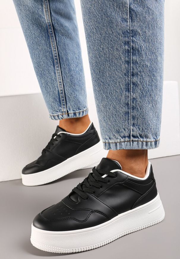 Renee - Czarne Sneakersy z Cholewką przed Kostkę na Platformie Liciana. Okazja: na co dzień. Wysokość cholewki: przed kostkę. Nosek buta: okrągły. Zapięcie: sznurówki. Kolor: czarny. Materiał: skóra, jeans. Szerokość cholewki: normalna. Obcas: na platformie