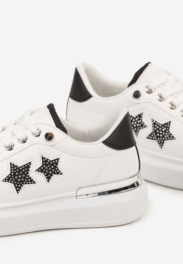 Born2be - Biało-Czarne Płaskie Sneakersy z Gwiazdkami i Metalicznymi Wstawkami Jalelia. Okazja: na spotkanie biznesowe. Nosek buta: okrągły. Kolor: biały. Materiał: jeans. Wzór: aplikacja
