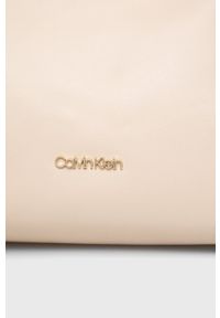 Calvin Klein torebka kolor beżowy. Kolor: beżowy. Materiał: skórzane. Rodzaj torebki: na ramię