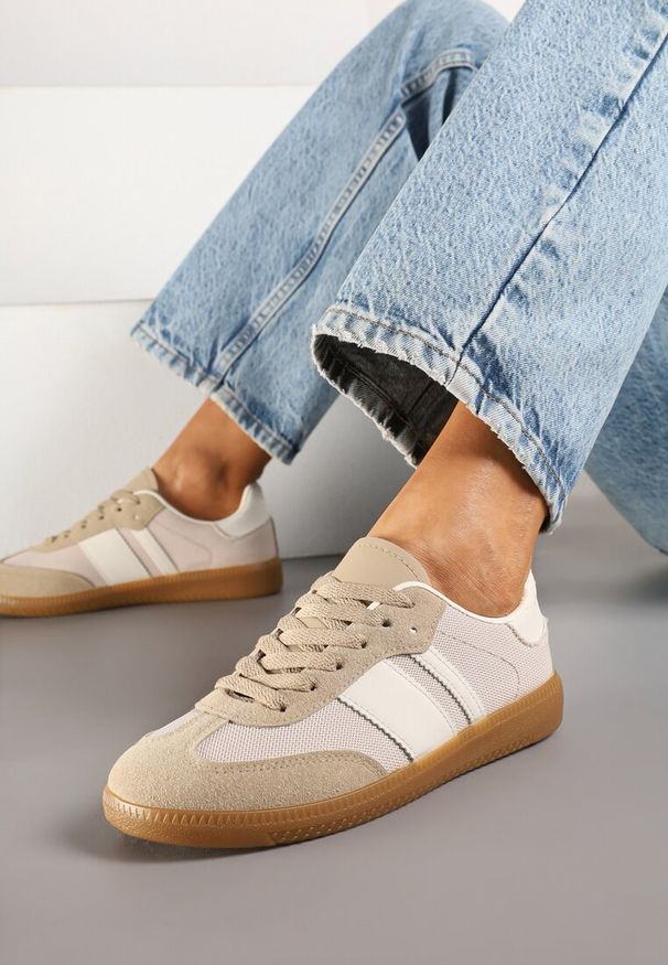 Born2be - Ciemnobeżowe Sneakersy Tenisówki z Ozdobnymi Paskami Nelidi. Okazja: na spacer, na co dzień. Zapięcie: pasek. Kolor: beżowy. Materiał: jeans. Szerokość cholewki: normalna. Obcas: na obcasie. Wysokość obcasa: niski. Sport: turystyka piesza