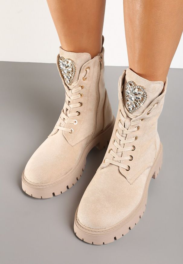 Renee - Beżowe Botki Workery na Płaskiej Podeszwie ze Sznurowaniem i Ozdobą z Cyrkoniami Savilora. Okazja: na co dzień. Zapięcie: sznurówki. Kolor: beżowy. Materiał: jeans, skóra. Wzór: aplikacja. Obcas: na płaskiej podeszwie. Styl: rockowy, casual, elegancki
