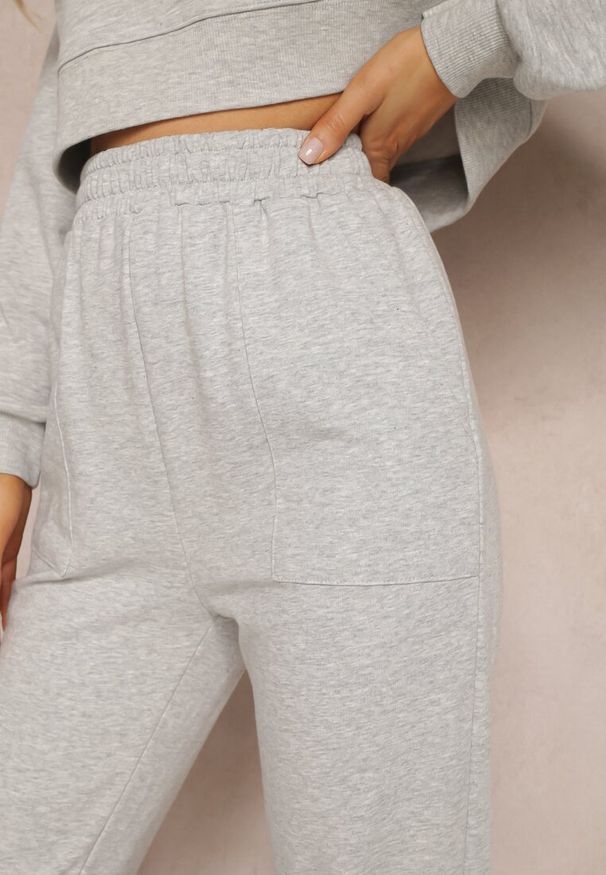 Renee - Jasnoszare Spodnie Aerethe. Okazja: na co dzień. Kolor: szary. Materiał: dresówka, dzianina. Długość: długie. Styl: casual