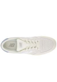 Buty unisex New Balance CT500AG – szare. Kolor: szary. Materiał: nubuk, skóra, zamsz, guma. Szerokość cholewki: normalna. Sport: tenis #5