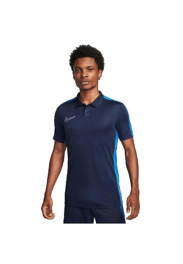 Koszulka sportowa męska Nike Drifit Academy. Typ kołnierza: polo. Kolor: czarny, niebieski, wielokolorowy. Sport: piłka nożna