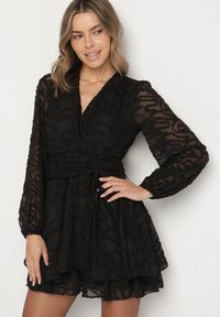 Born2be - Czarna Siateczkowa Sukienka o Rozkloszowanym Kroju Zdobiona Tłoczeniem Zenesava. Okazja: na co dzień. Typ kołnierza: dekolt w serek. Kolor: czarny. Materiał: poliester. Wzór: aplikacja. Sezon: lato. Typ sukienki: rozkloszowane. Styl: klasyczny, casual, elegancki #1
