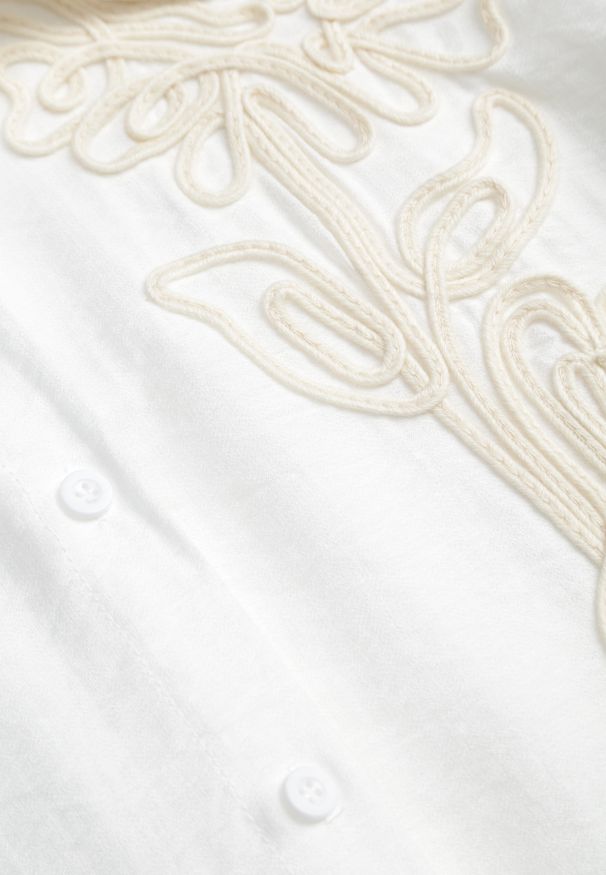 Renee - Biała Nietoperzowa Koszula z Wiskozy z Podpinanymi Rękawami i Haftem Adreaneh. Okazja: na co dzień. Kolor: biały. Materiał: wiskoza. Wzór: haft. Sezon: lato. Styl: boho, casual