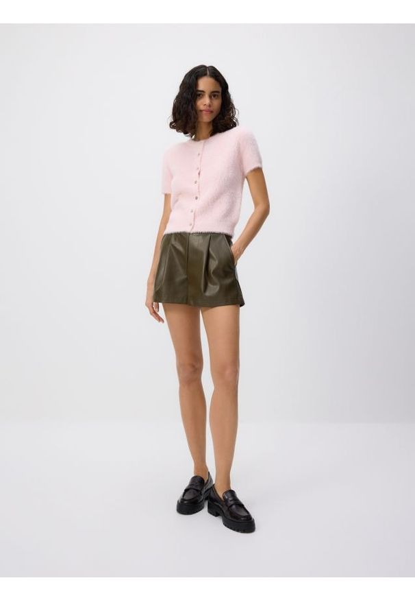 Reserved - Szorty z imitacji skóry - ciemnozielony. Kolor: zielony. Materiał: skóra