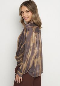 Born2be - Brązowa Koszula z Drapowaniem u Dołu i Podpinanymi Rękawami Estiria. Okazja: na co dzień, na spotkanie biznesowe. Typ kołnierza: kołnierzyk klasyczny. Kolor: brązowy. Materiał: jeans. Długość rękawa: długi rękaw. Długość: długie. Styl: biznesowy, klasyczny, casual, elegancki #5