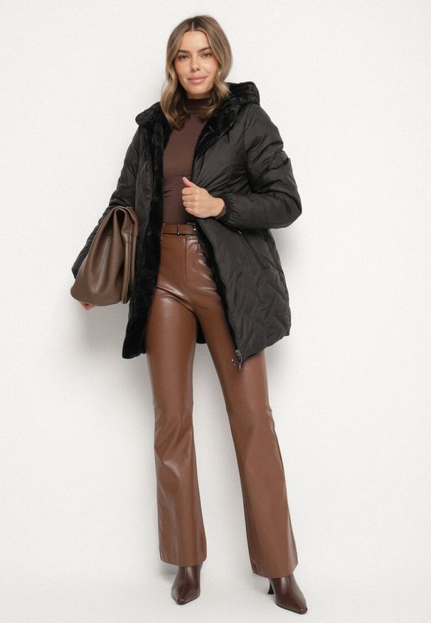 Born2be - Czarna Pikowana Kurtka Dwustronna z Kapturem i Futerkiem Rinaresa. Okazja: na co dzień. Typ kołnierza: kaptur. Kolor: czarny. Materiał: futro. Styl: casual, elegancki