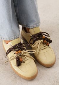 Renee - Żółte Sneakersy Typu Klasyczne Tenisówki Retro z Podwójnym Wiązaniem z Frędzlami Kotena. Okazja: na co dzień. Zapięcie: sznurówki. Kolor: żółty. Materiał: jeans. Szerokość cholewki: normalna #1