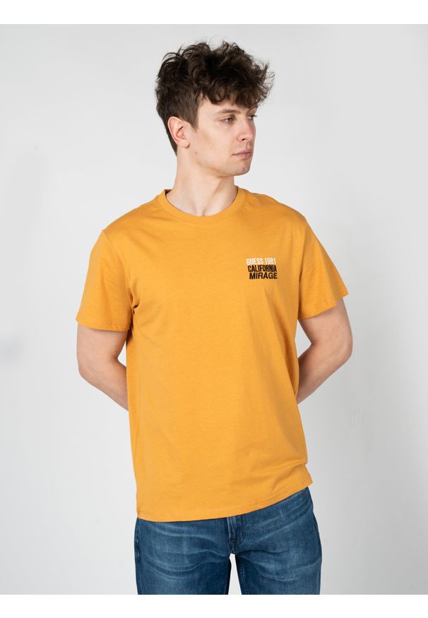 Guess T-Shirt "Mirage" | M3GI16I3Z14 | Mężczyzna | Pomarańczowy. Okazja: na co dzień. Kolor: pomarańczowy. Materiał: bawełna. Wzór: nadruk. Styl: casual