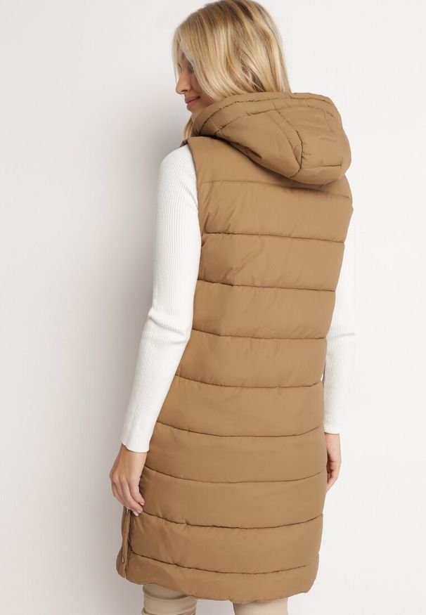Born2be - Beżowa Długa Pikowana Kamizelka Zapinana na Napy i Suwak Ishtar. Kolor: beżowy. Długość: długie