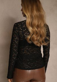 Renee - Czarna Bluzka Longsleeve z Koronki z Dekoltem w Kształcie Litery V Lerafera. Typ kołnierza: dekolt w kształcie V. Kolor: czarny. Materiał: koronka. Długość rękawa: długi rękaw. Wzór: koronka. Styl: rockowy #5