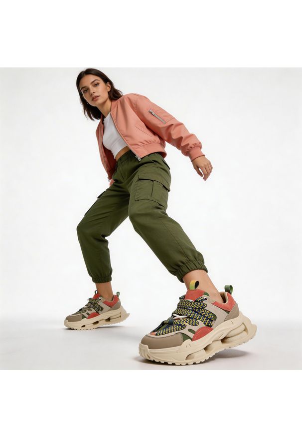 Sneakersy damskie S.Barski, na masywnej amortyzowanej podeszwie z dynamicznym zestawieniem kolorów i szerokimi ozdobnymi sznurówkami, beżowe, CR61-31. Okazja: na co dzień. Zapięcie: sznurówki. Kolor: beżowy. Materiał: jeans. Szerokość cholewki: normalna