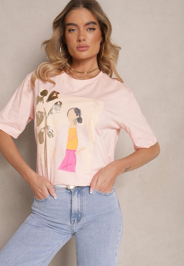 Renee - Jasnoróżowy T-shirt Oversize z Bawełny z Ozdobnym Nadrukiem Danilna. Kolor: różowy. Materiał: bawełna. Wzór: nadruk