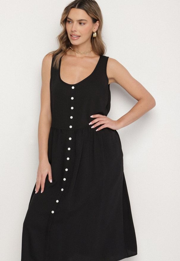 Born2be - Czarna Wiskozowa Sukienka o Rozkloszowanym Kroju z Guzikami Natesana. Okazja: na spacer, na co dzień. Kolor: czarny. Materiał: wiskoza. Typ sukienki: proste. Styl: casual