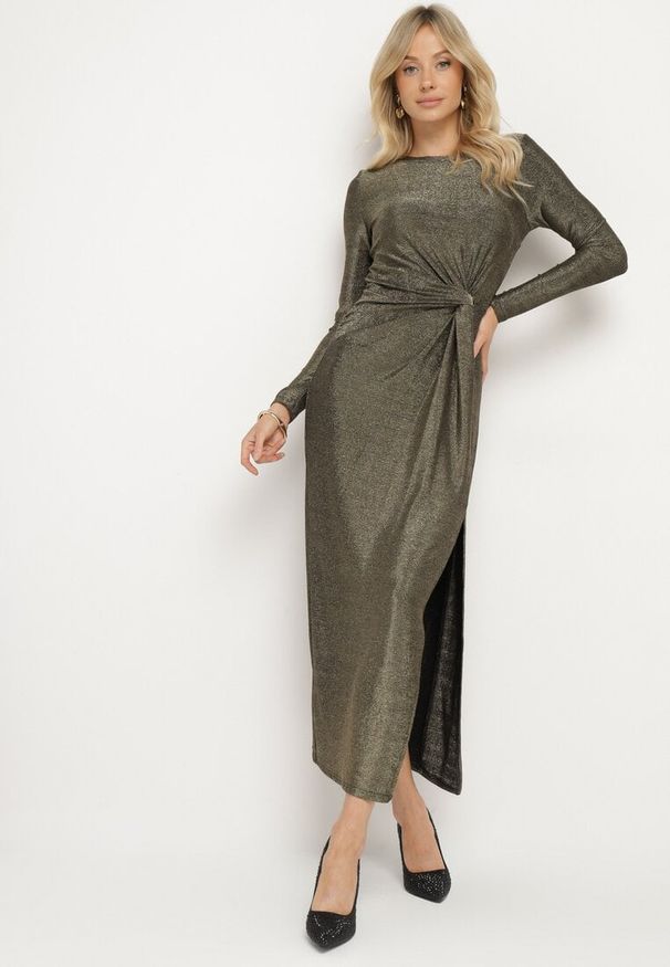 Born2be - Złota Taliowana Sukienka z Wiskozą Ozdobiona Metaliczną Nitką i Supłem Ninnovia. Okazja: na co dzień, na spotkanie biznesowe. Kolor: złoty. Materiał: wiskoza. Wzór: aplikacja. Styl: wizytowy, klasyczny, elegancki, casual, biznesowy