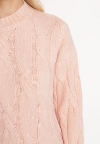 Born2be - Jasnoróżowy Sweter w Warkoczykowy Splot Biggesa. Kolor: różowy. Długość rękawa: długi rękaw. Długość: długie. Wzór: ze splotem. Styl: klasyczny #3