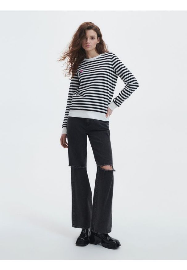 Reserved - Bluza w paski z haftem - czarny. Kolor: czarny. Materiał: dzianina. Wzór: haft, paski
