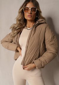 Renee - Ciemnobeżowa Kurtka Pikowana Wykończona Kapturem Aviatoria. Okazja: na co dzień, do pracy. Kolor: beżowy. Materiał: jeans. Styl: elegancki, casual #4