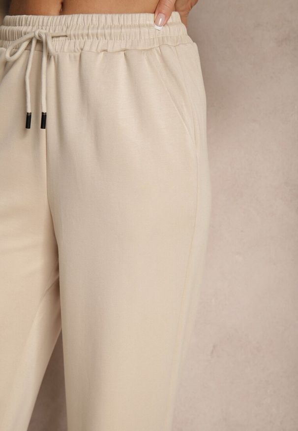Renee - Beżowe Spodnie z Dodatkiem Wiskozy Dresowe High Waist Ellanoria. Okazja: na co dzień. Stan: podwyższony. Kolor: beżowy. Materiał: dresówka, wiskoza. Styl: casual