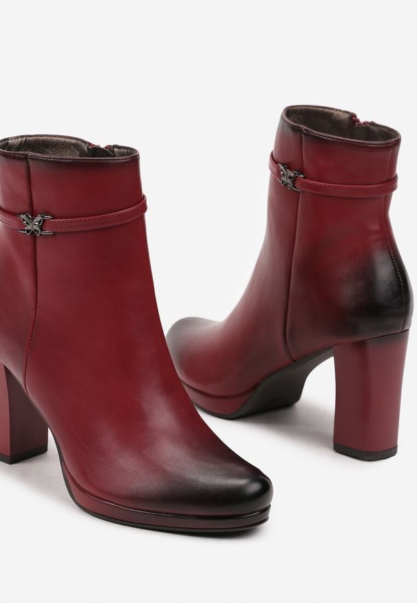 Renee - Bordowe Botki na Obcasie Typu Słupek z Klamrą Eriscelia. Okazja: na co dzień. Zapięcie: klamry. Kolor: czerwony. Materiał: wełna, jeans. Obcas: na obcasie. Styl: casual, klasyczny, elegancki. Wysokość obcasa: średni