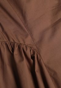 Born2be - Brązowa Sukienka Bawełniana o Rozkloszowanym Fasonie z Dekoltem Łódką i Kieszeniami Elenira. Typ kołnierza: dekolt w łódkę. Kolor: brązowy. Materiał: bawełna. Typ sukienki: rozkloszowane. Styl: elegancki #6