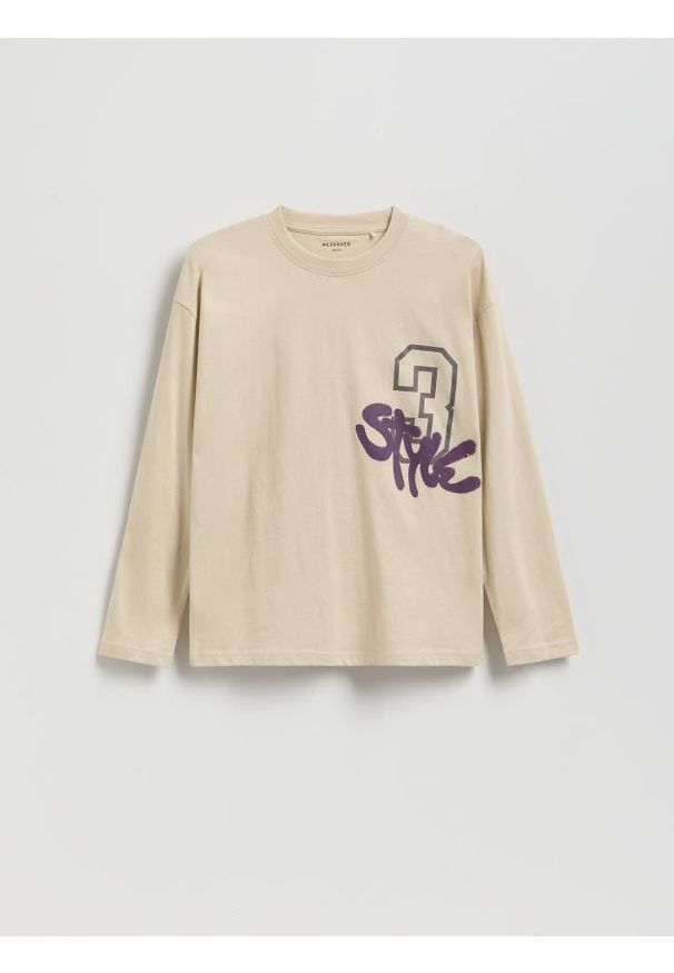 Reserved - Longsleeve z nadrukiem - beżowy. Kolor: beżowy. Materiał: bawełna, dzianina. Długość rękawa: długi rękaw. Wzór: nadruk
