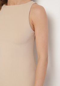 Born2be - Jasnobeżowa Sukienka z Wiskozą o Dopasowanym Kroju z Rozcięciem z Tyłu Denama. Okazja: na co dzień. Kolor: beżowy. Materiał: wiskoza. Styl: klasyczny, casual, elegancki #6