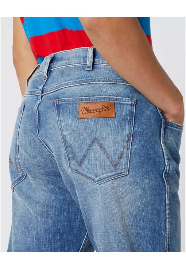Wrangler - WRANGLER GREENSBORO MĘSKIE SPODNIE JEANSOWE JEANSY RED FLAME W15QQ250B 112127029