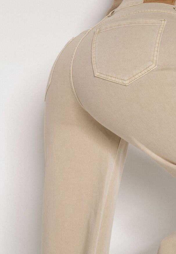 Born2be - Beżowe Jeansy o Szerokim Kroju z Wysokim Stanem Xilnee. Okazja: na co dzień, na spotkanie biznesowe. Stan: podwyższony. Kolor: beżowy. Długość: długie. Styl: casual, biznesowy, elegancki, klasyczny