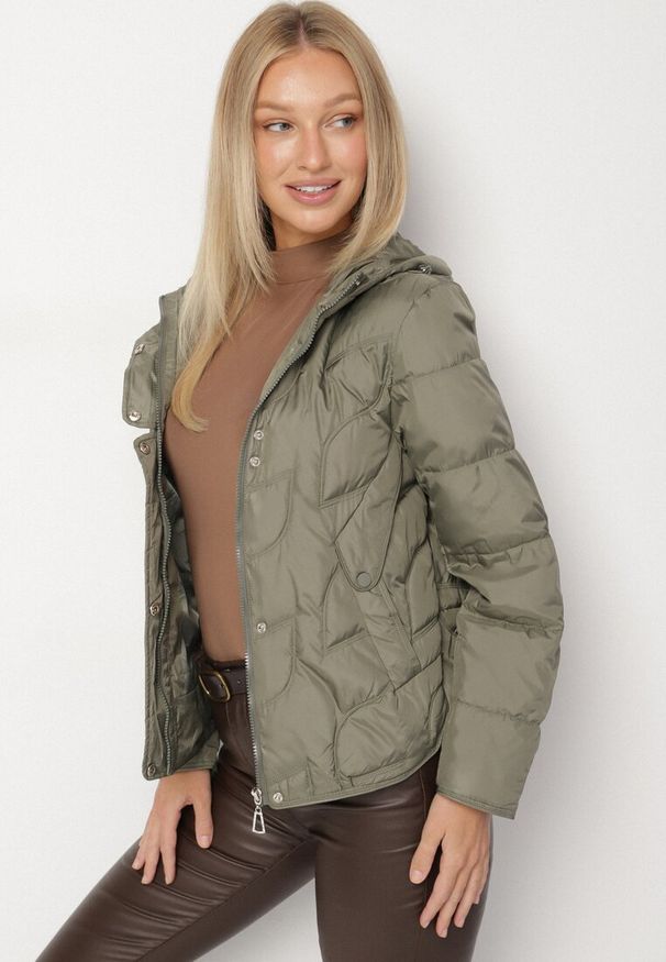 Born2be - Jasnozielona Przejściowa Kurtka z Oryginalnym Pikowaniem i Kapturem Aruvitte. Okazja: na spacer, na co dzień. Kolor: zielony. Materiał: poliester, jeans. Styl: casual