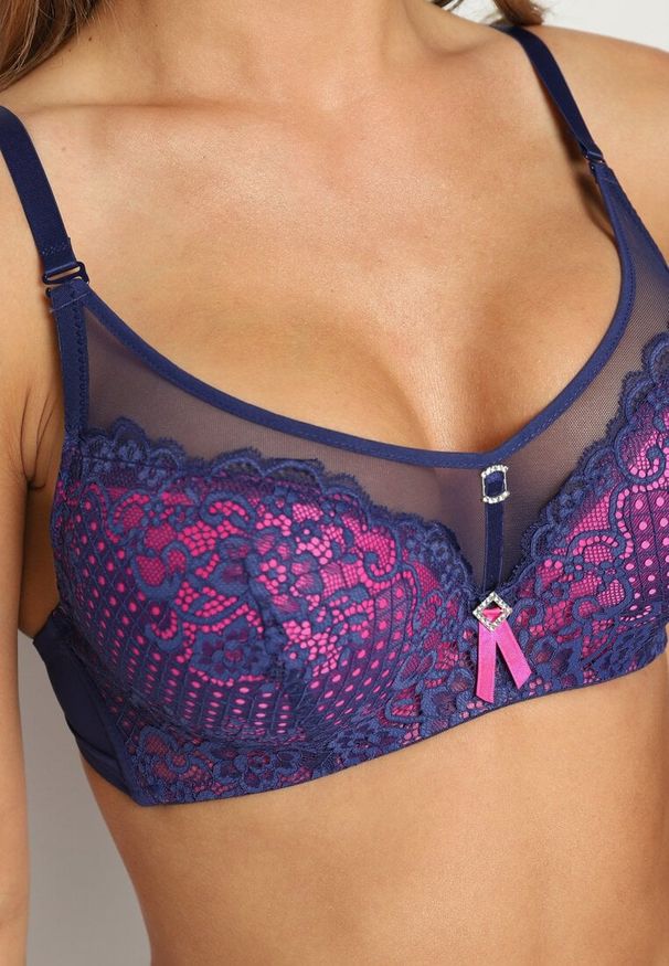Renee - Granatowo-Fuksjowy Biustonosz Push-Up z Koronki Ozdobiony Metalową Aplikacją Arissta. Kolor: niebieski. Materiał: koronka. Rodzaj stanika: push-up. Wzór: koronka, aplikacja