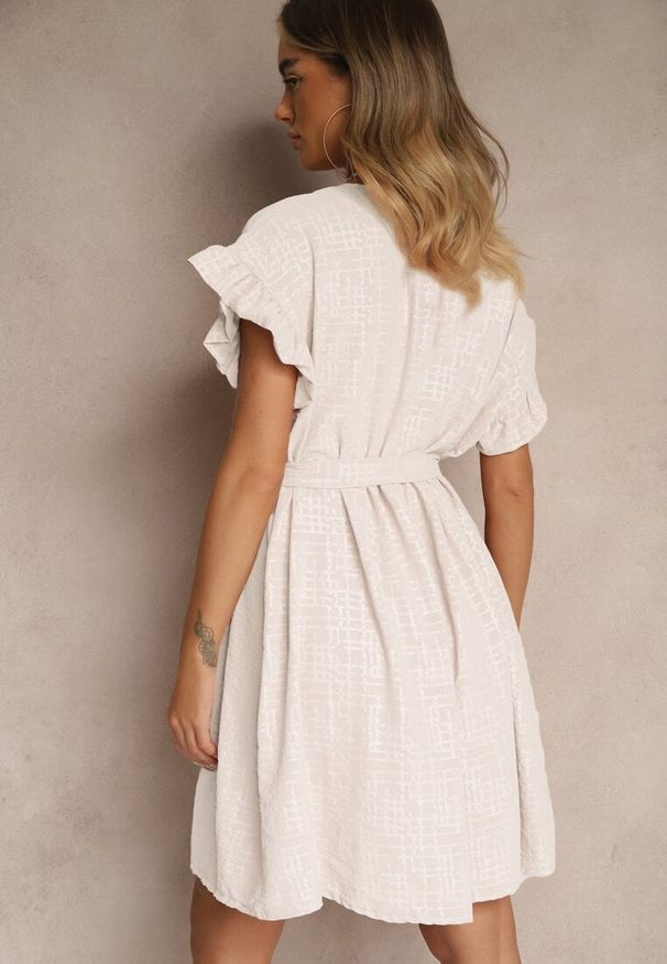 Renee - Jasnobeżowa Sukienka z Paskiem i Falbankami przy Rękawach Folunelle. Okazja: na co dzień. Typ kołnierza: kołnierz z falbankami. Kolor: beżowy. Styl: elegancki, casual, klasyczny