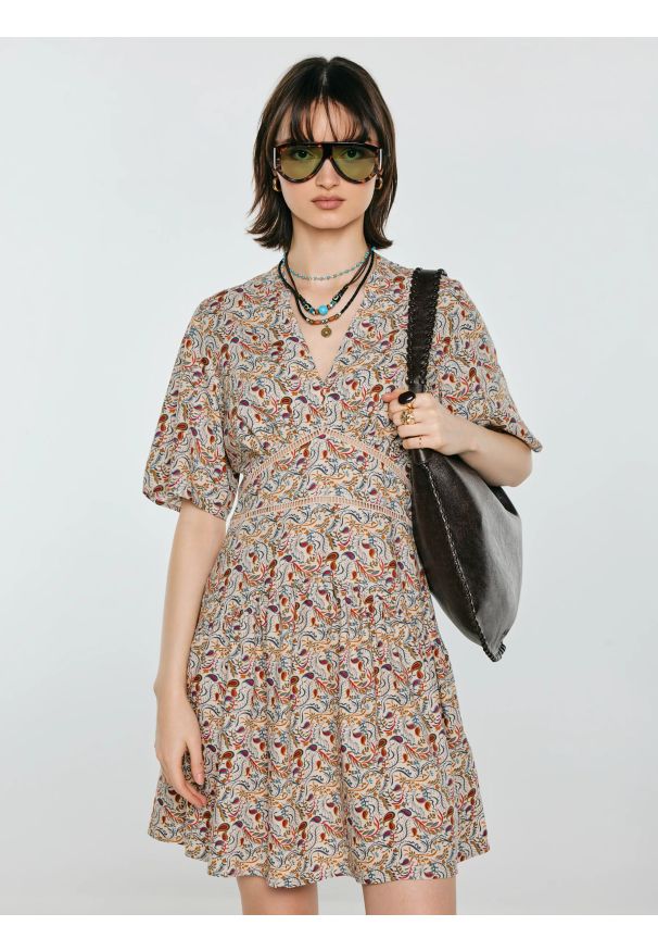 Big-Star - Sukienka damska mini z wiskozy z nadrukiem kremowa Viana 103. Typ kołnierza: kołnierzyk stójkowy. Kolor: kremowy. Materiał: wiskoza. Długość rękawa: krótki rękaw. Wzór: nadruk. Długość: mini