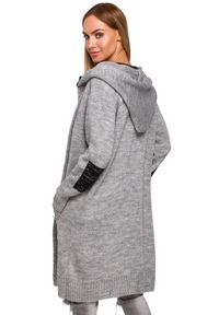 Polskie swetry - Dłuższy sweter kardigan z kapturem połyskująca nitka szary. Okazja: na co dzień. Typ kołnierza: kaptur. Kolor: szary. Materiał: tkanina, dzianina, akryl. Długość rękawa: długi rękaw. Długość: długie. Wzór: aplikacja. Styl: casual, elegancki #2