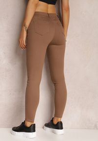 Renee - Ciemnobrązowe Spodnie Skinny Eulalia. Kolor: brązowy. Materiał: tkanina. Długość: długie. Wzór: gładki. Styl: klasyczny #3