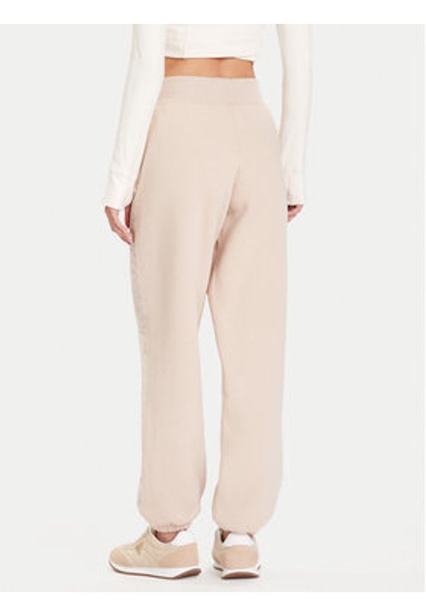 Guess Spodnie dresowe V5BB10 KB681 Beżowy Regular Fit. Kolor: beżowy. Materiał: bawełna