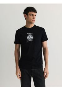 Reserved - T-shirt regular z nadrukiem - czarny. Kolor: czarny. Materiał: bawełna, dzianina. Wzór: nadruk