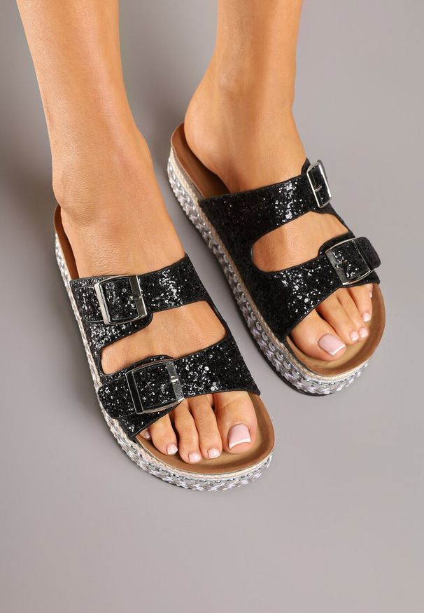 Renee - Czarne Klapki z Klamrami i Ozdobnymi Nitami na Podeszwie z Tweedem Zionea. Okazja: na co dzień. Kolor: czarny. Materiał: len. Styl: elegancki, casual