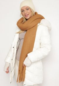 Born2be - Jasnobrązowy Szalik z Ozdobnymi Frędzlami Esariana. Okazja: na co dzień. Kolor: brązowy. Wzór: aplikacja. Styl: klasyczny, casual #4
