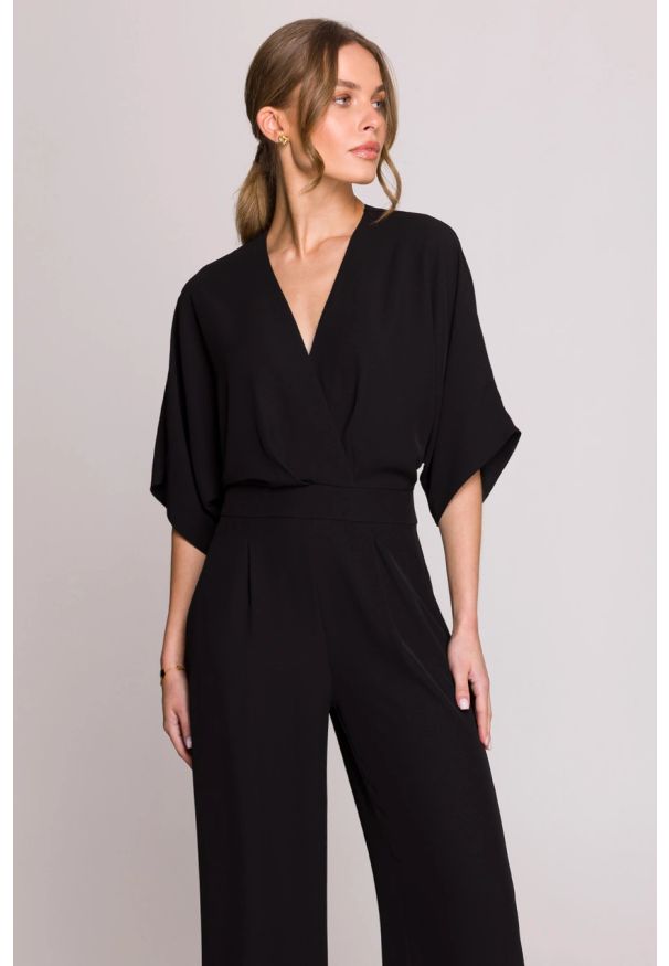 Stylove - Elegancki kombinezon damski z kopertowym dekoltem czarny. Okazja: na ślub cywilny, na wesele, na imprezę. Kolor: czarny. Typ sukienki: kopertowe. Styl: elegancki