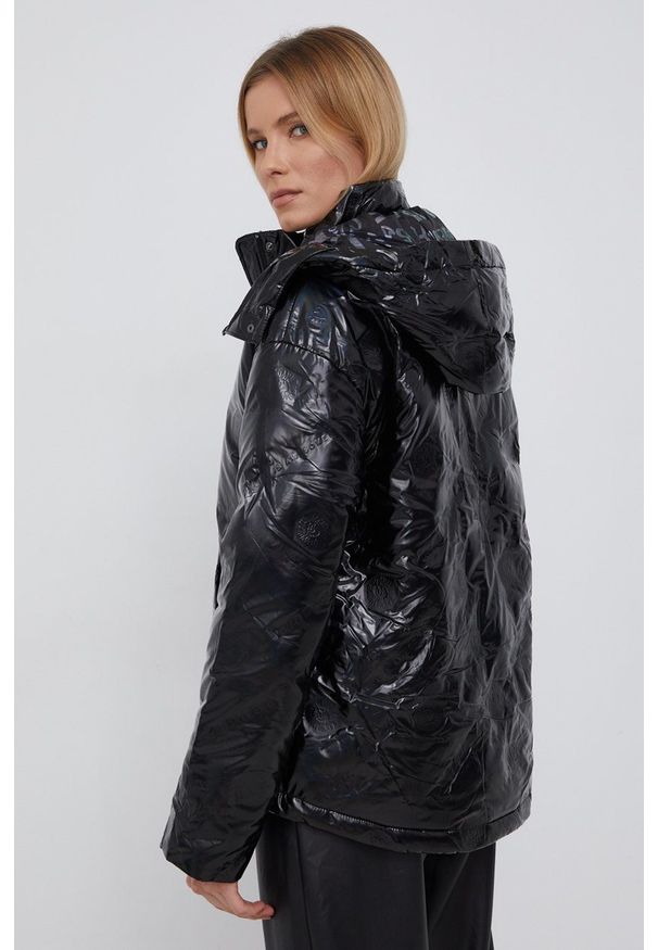 Desigual Kurtka kolor czarny zimowa oversize. Kolor: czarny. Materiał: poliester. Długość: długie. Sezon: zima