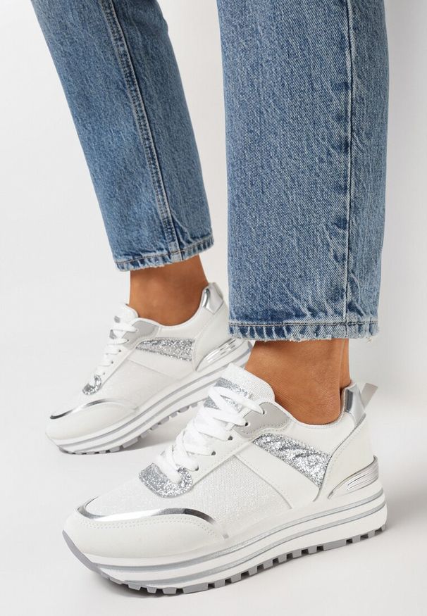 Born2be - Biało-Srebrne Sneakersy na Grubej Ozdobnej Podeszwie z Brokatem Tarseli. Kolor: biały