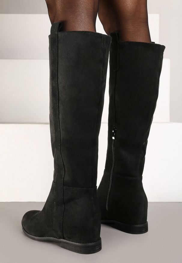 Born2be - Czarne Kozaki przed Kolano na Ukrytym Koturnie Sibica. Wysokość cholewki: przed kolano. Kolor: czarny. Obcas: na koturnie. Styl: klasyczny