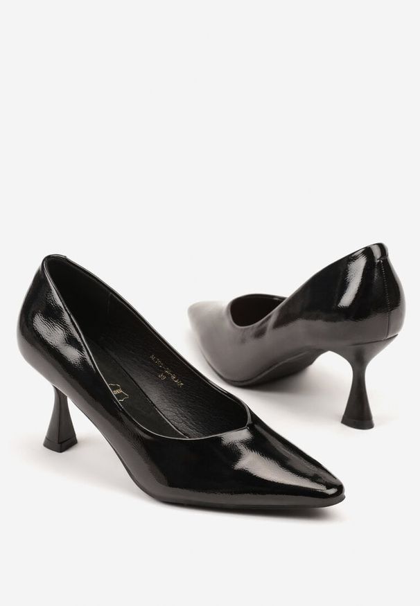 Born2be - Czarne Klasyczne Czółenka Vices na Klepsydrowym Obcasie ze Skórzaną Wkładką Dodvira. Okazja: na randkę, na spotkanie biznesowe, na wesele, na ślub cywilny, do pracy. Kolor: czarny. Materiał: skóra. Obcas: na obcasie. Styl: klasyczny. Wysokość obcasa: średni